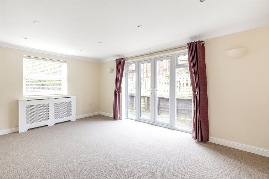 Bank Mill, Berkhamsted, Hertfordshire, HP4 3 bed detached house £1,900 pcm (£438 pw)