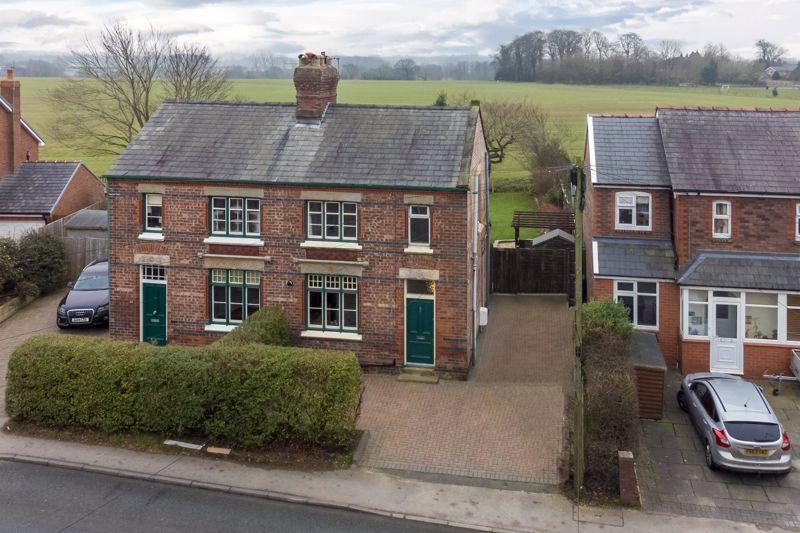 Square Lane, Burscough, L40 7RQ 2 bed semidetached house £825 pcm (£
