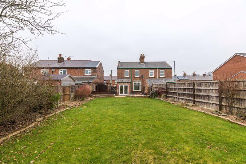 Square Lane, Burscough, L40 7RQ 2 bed semidetached house £825 pcm (£
