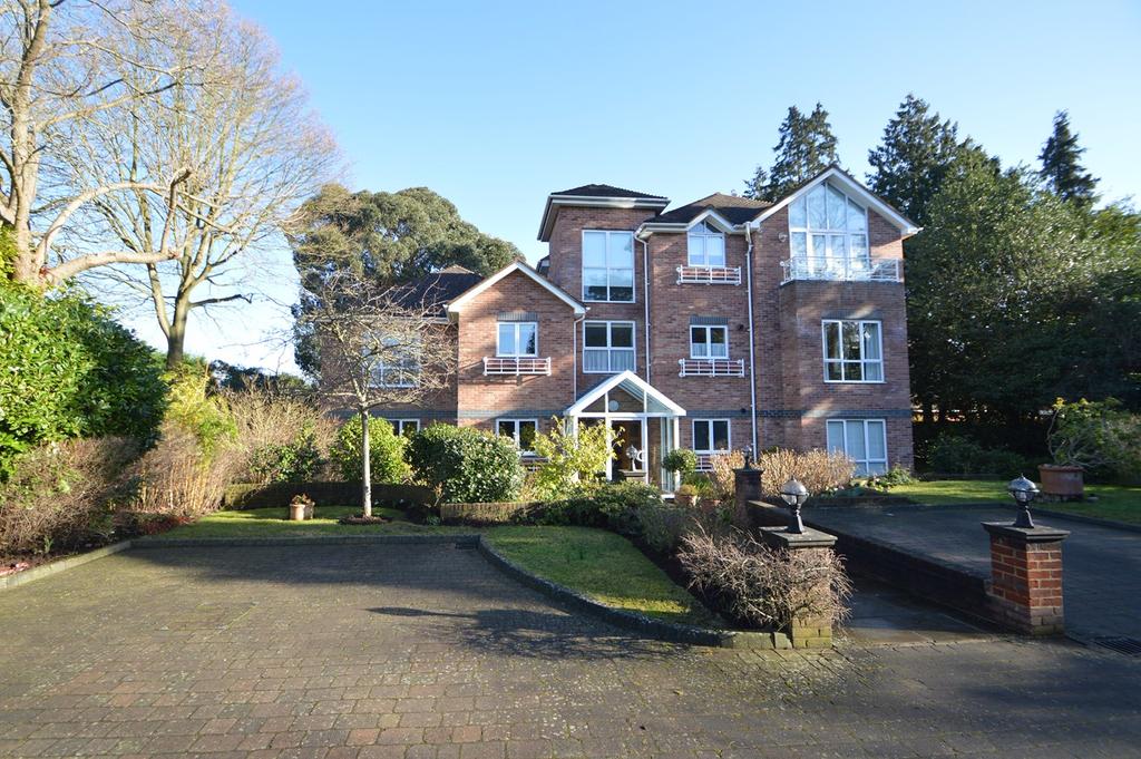 Oatlands Chase, WEYBRIDGE, KT13 2 bed apartment £1,695 pcm (£391 pw)