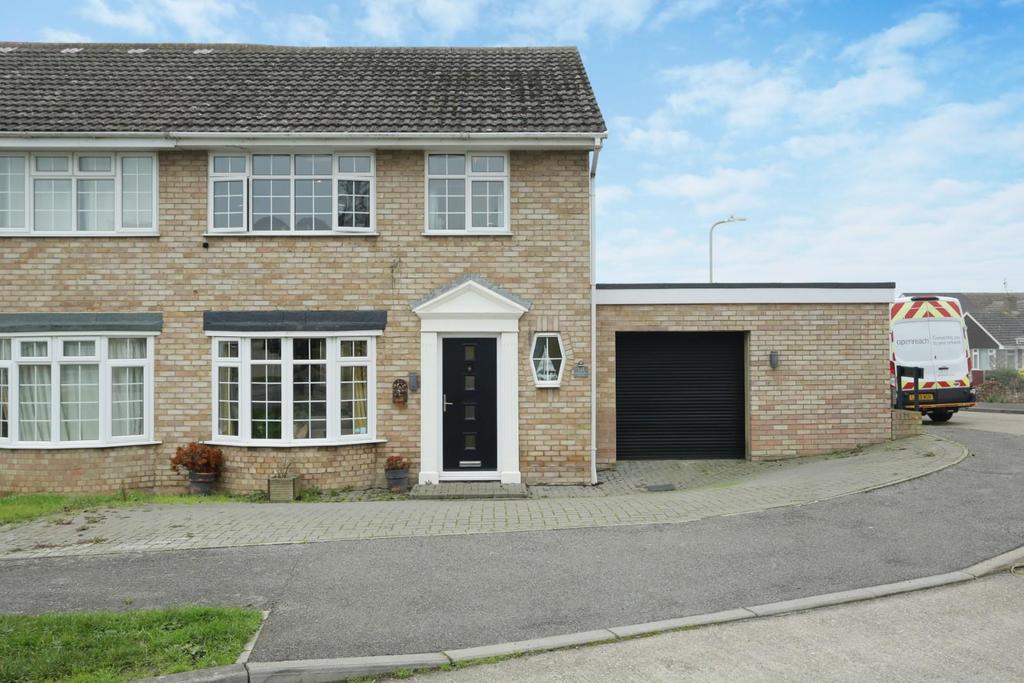 Nightingale Avenue, Whitstable 3 bed semidetached house £409,995