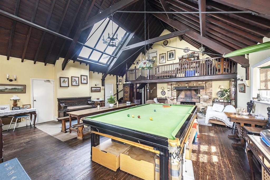 Finch Lane, Bushey 4 bed detached house £1,100,000