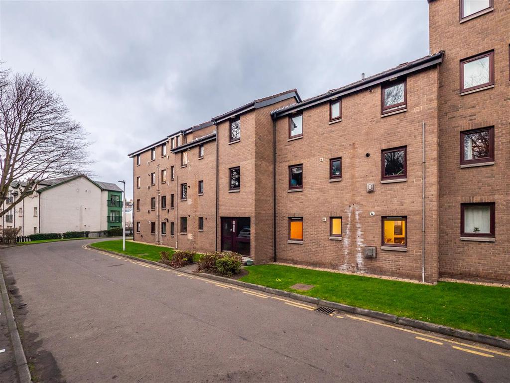 20/2 Boat Green, Edinburgh, EH3 5LW 2 bed ground floor flat £195,000