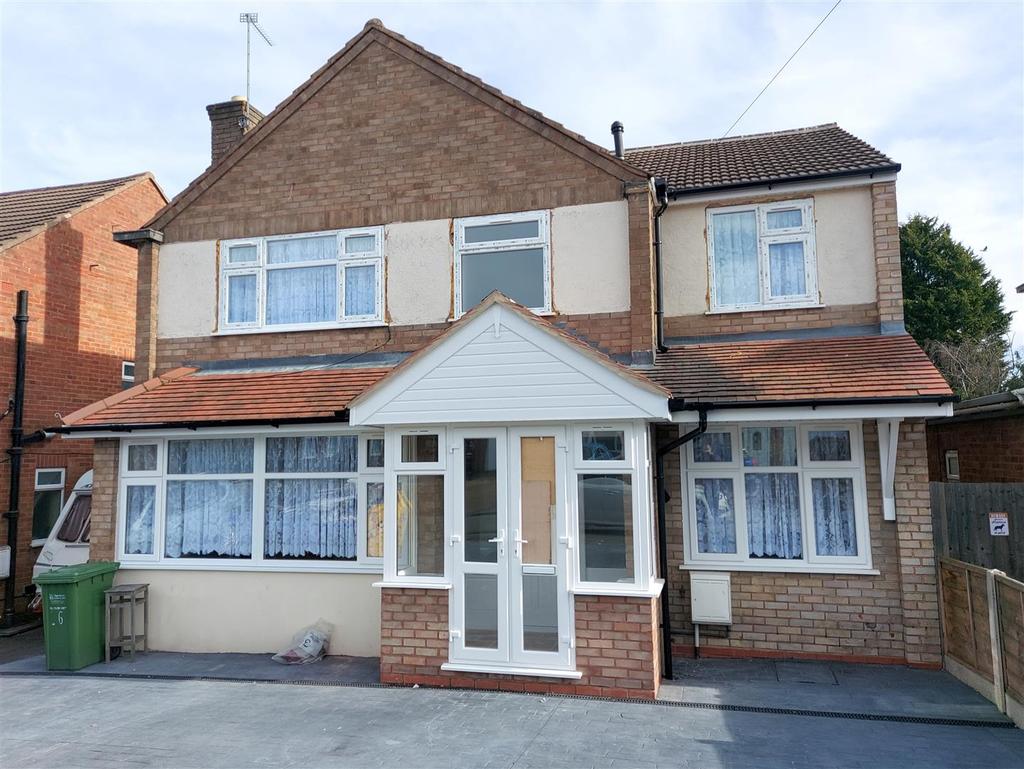 Manor Avenue South, Kidderminster 4 bed detached house £1,250 pcm (£