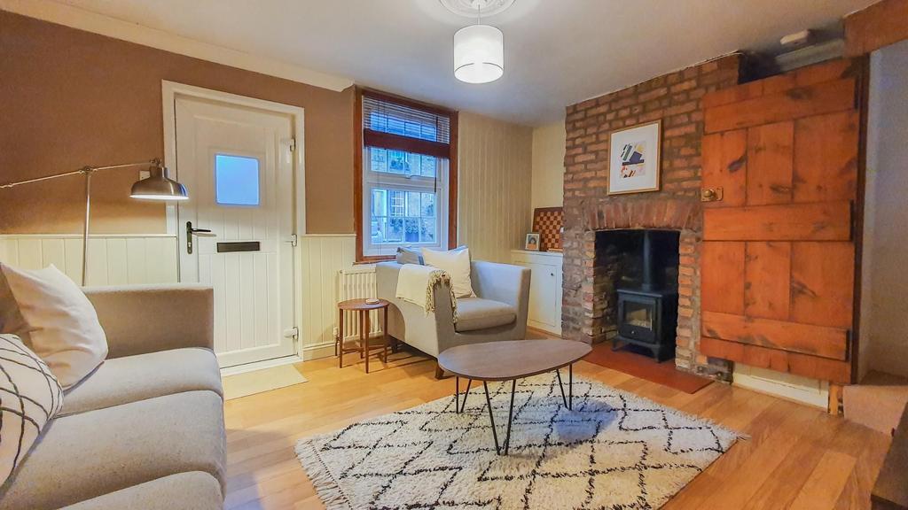 Port Vale, Hertford 2 bed terraced house £1,400 pcm (£323 pw)