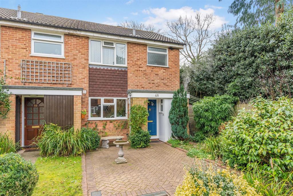 Willowhayne Drive, WaltonOnThames 3 bed end of terrace house £500,000