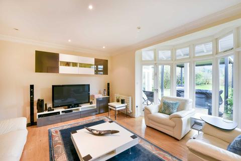 10 Dulwich Common, London, SE21 7EX