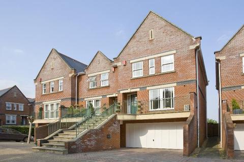 11 Pinel Close, Virginia Water, GU25 4SP