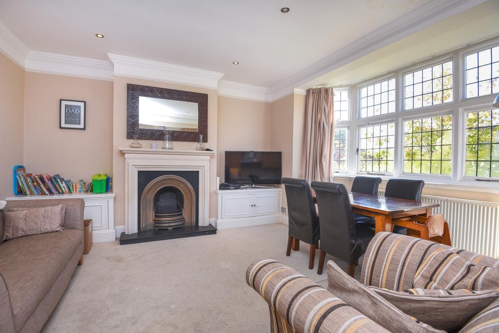 Ellerton Road Earlsfield SW18 2 bed £2,100 pcm (£485 pw)