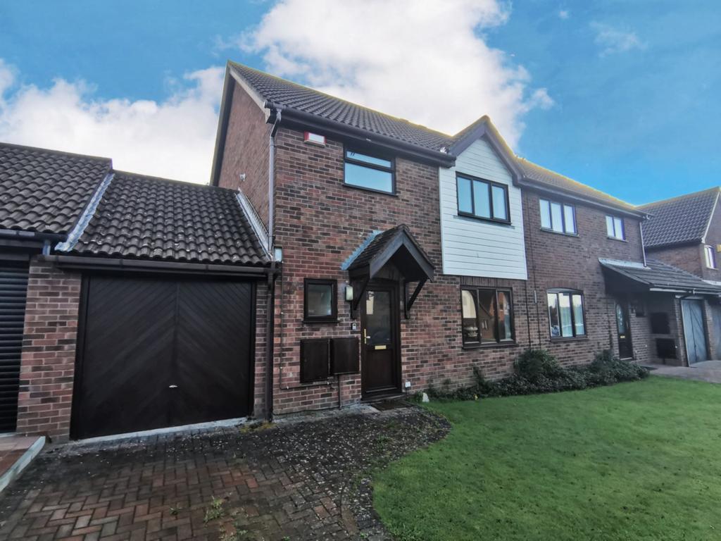 Middlemead, Broadmead Village, CT19 3 bed semidetached house £1,350