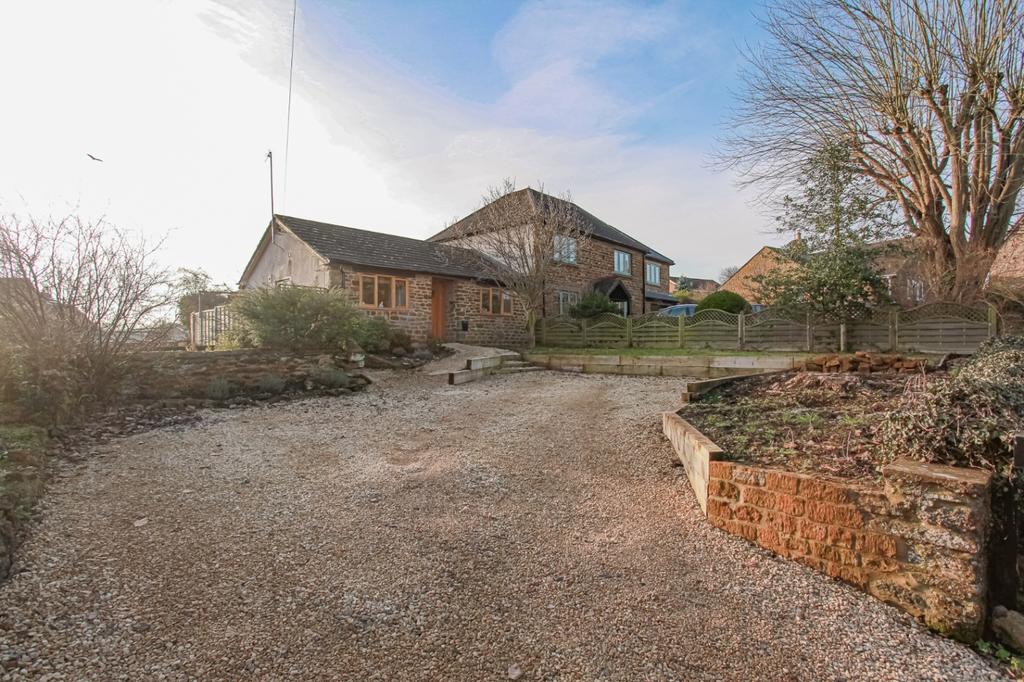 Braggintons Lane, Middleton Cheney 2 bed semidetached bungalow £305,000