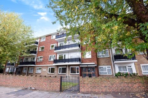 3 bedroom apartment to rent - Cambridge Road, Kingston Upon Thames, KT1