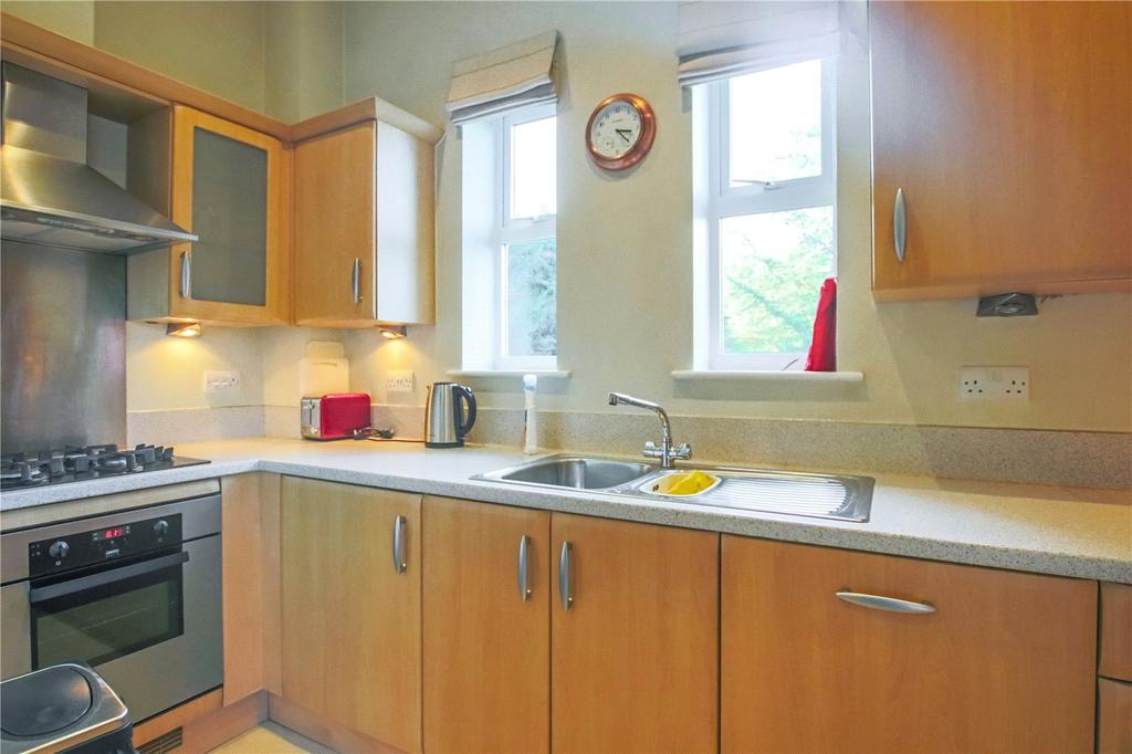 Ascot Road, Holyport, Maidenhead, SL6 2 bed apartment £1,250 pcm (£