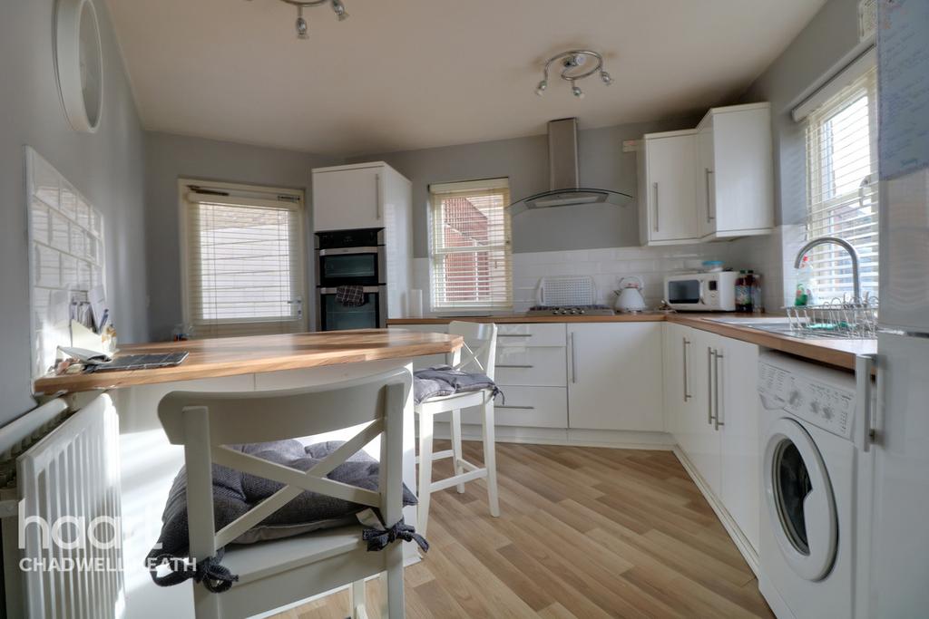Simmons Drive, Dagenham 3 bed semidetached house £400,000