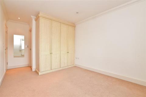 2 Spire Place, Warlingham, CR6 9LW