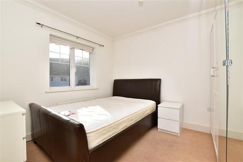 2 Spire Place, Warlingham, CR6 9LW