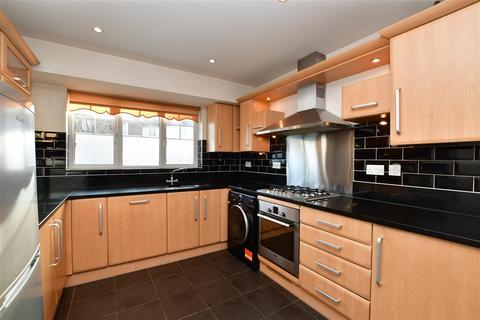 2 Spire Place, Warlingham, CR6 9LW