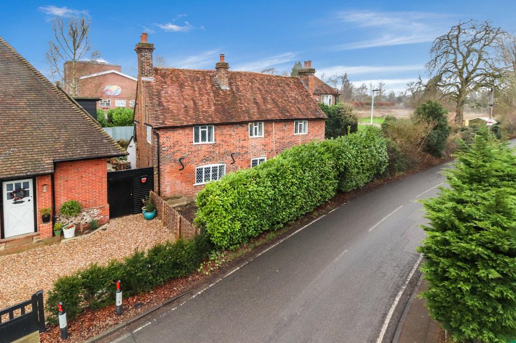 Langley Hill, Kings Langley, Herts, WD4 3 bed detached house £900,000