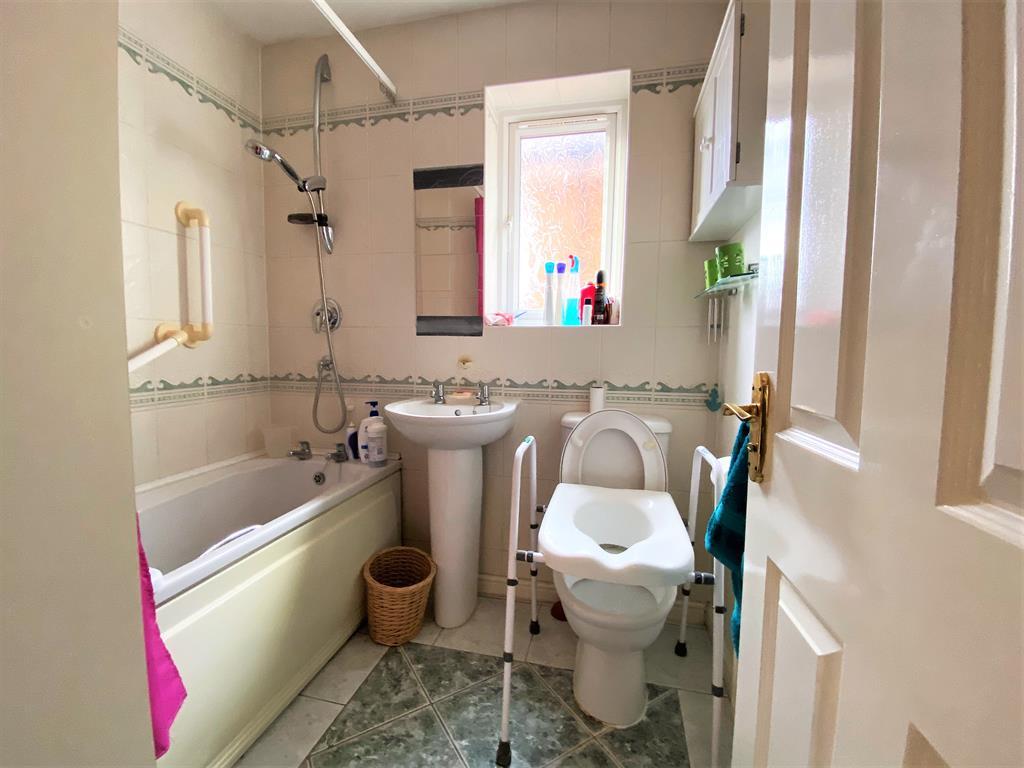 Croft Close, Wombwell, Barnsley, S73 0NY 4 bed detached house £270,000