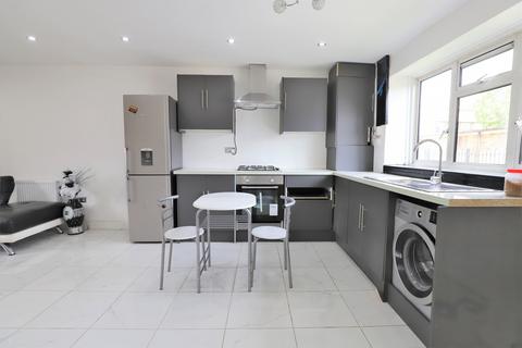 2 bedroom maisonette to rent, Hoskins Close,  Hayes, UB3