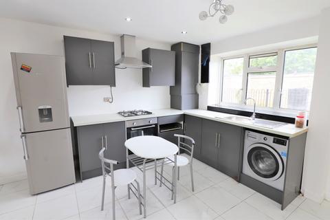 2 bedroom maisonette to rent, Hoskins Close,  Hayes, UB3