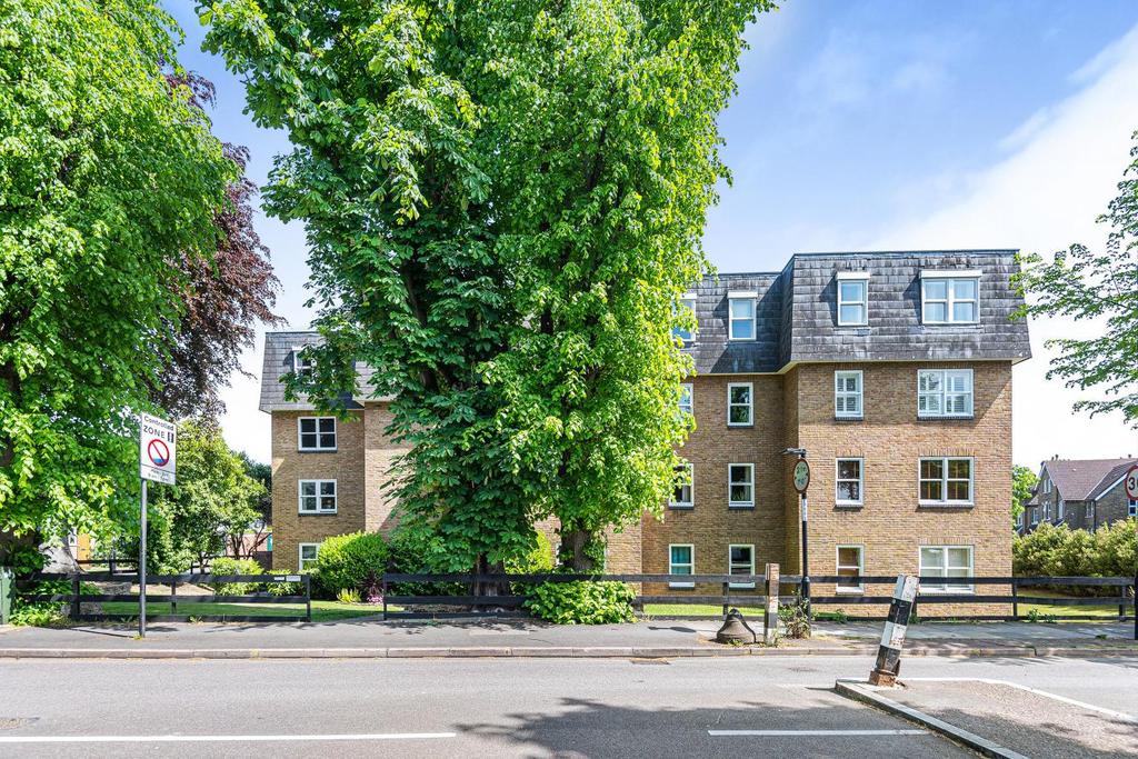 Lee Park, Blackheath 2 bed flat £350,000