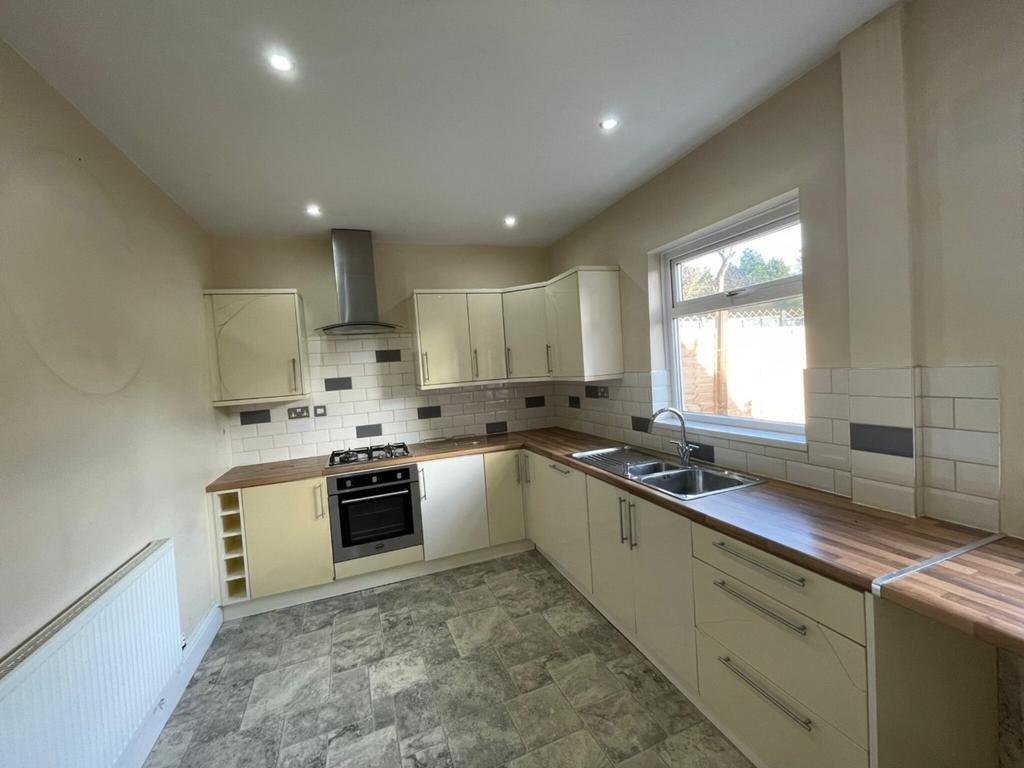 Gracemere Crescent, Hall Green... 3 bed semidetached house £1,000