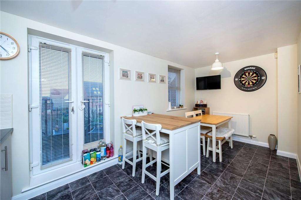 Renfrew Drive, Greylees, Sleaford, NG34 3 bed semidetached house £225,000