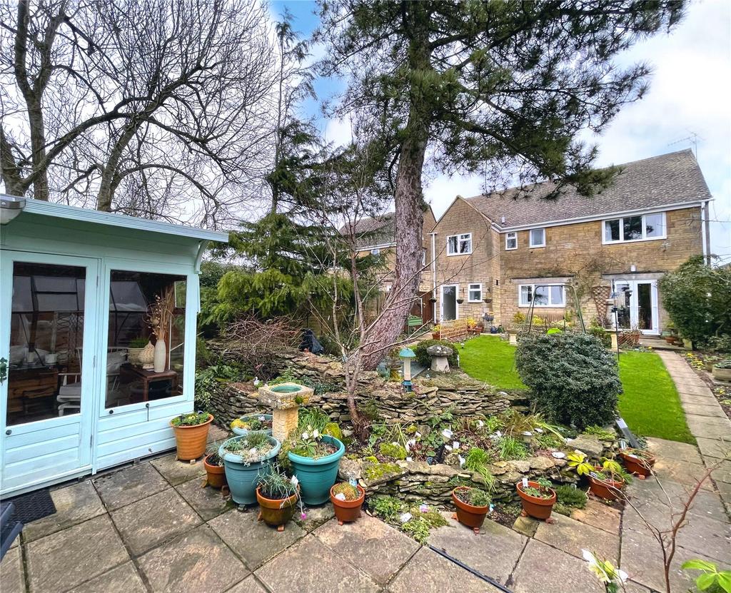 Alexander Drive, Cirencester, GL7 5 bed link detached house £475,000