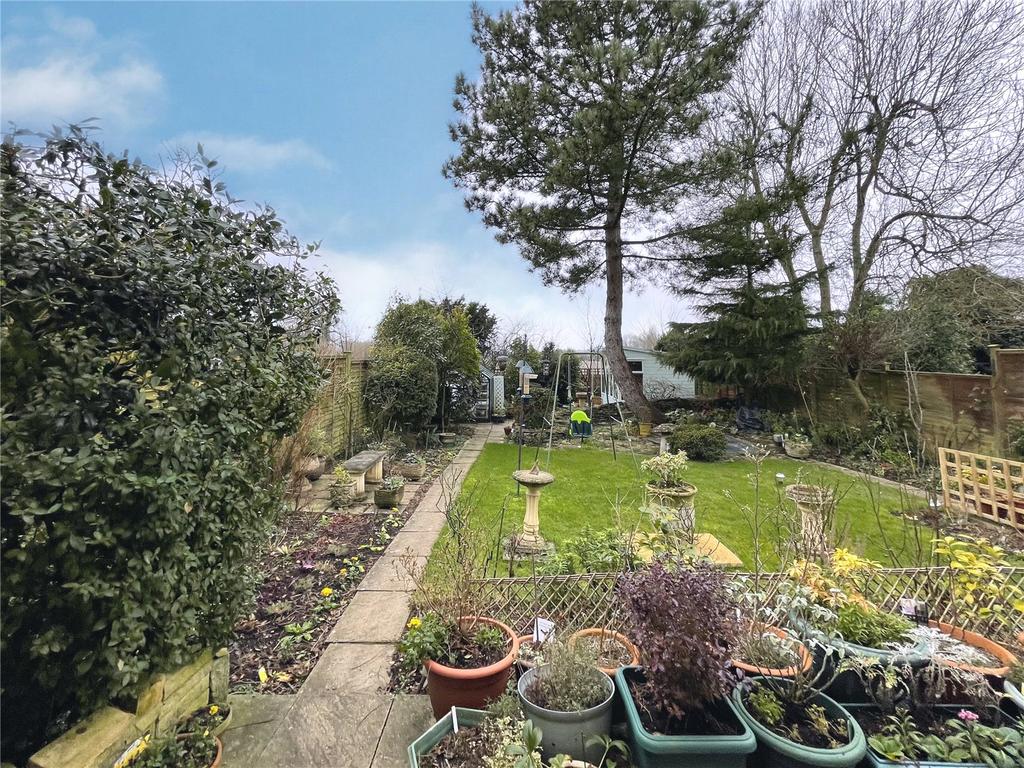 Alexander Drive, Cirencester, GL7 5 bed link detached house £475,000