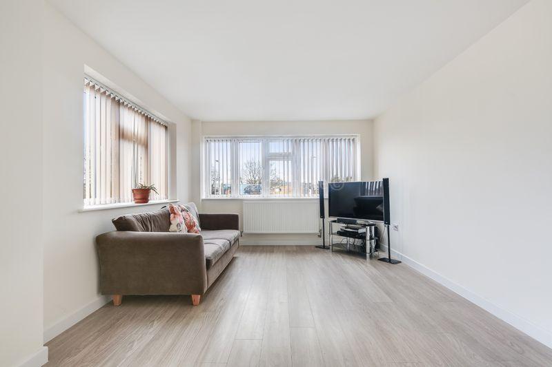 Parkside Avenue, Romford, RM1 2 bed flat £1,299 pcm (£300 pw)