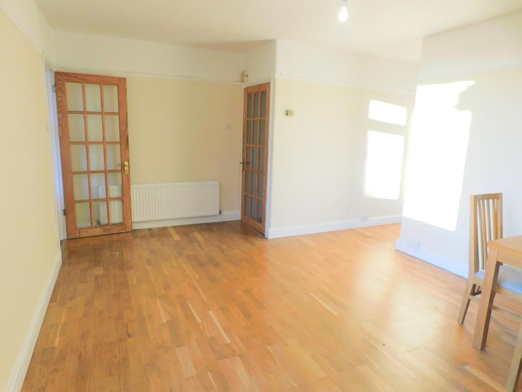 Penton Avenue, Staines, TW18 2NB 2 bed £1,375 pcm (£317 pw)