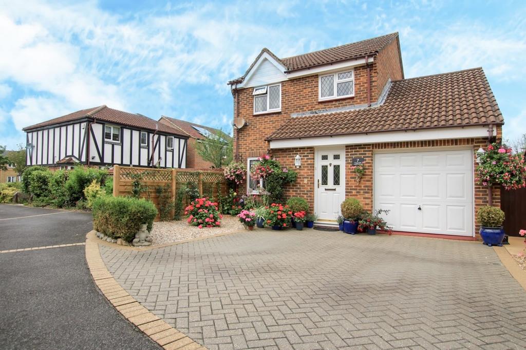 Corner Field, Kingsnorth, Ashford 3 bed detached house to rent £1,500