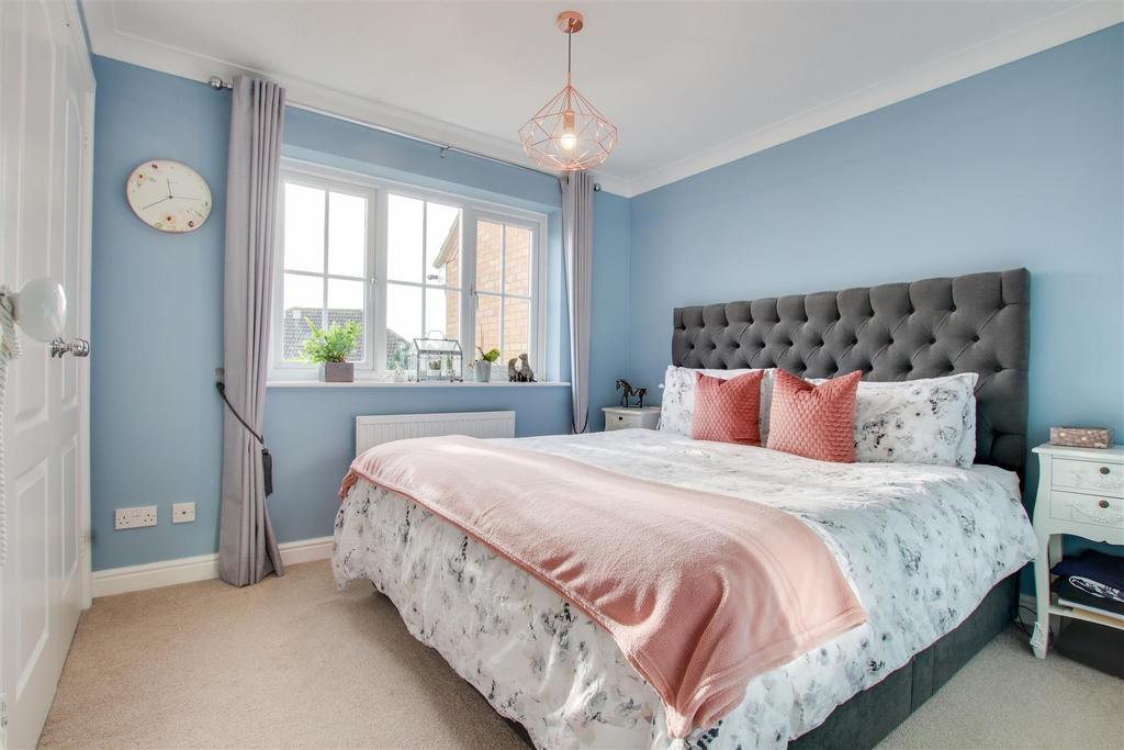 Hayfield, Stevenage 3 bed end of terrace house £380,000