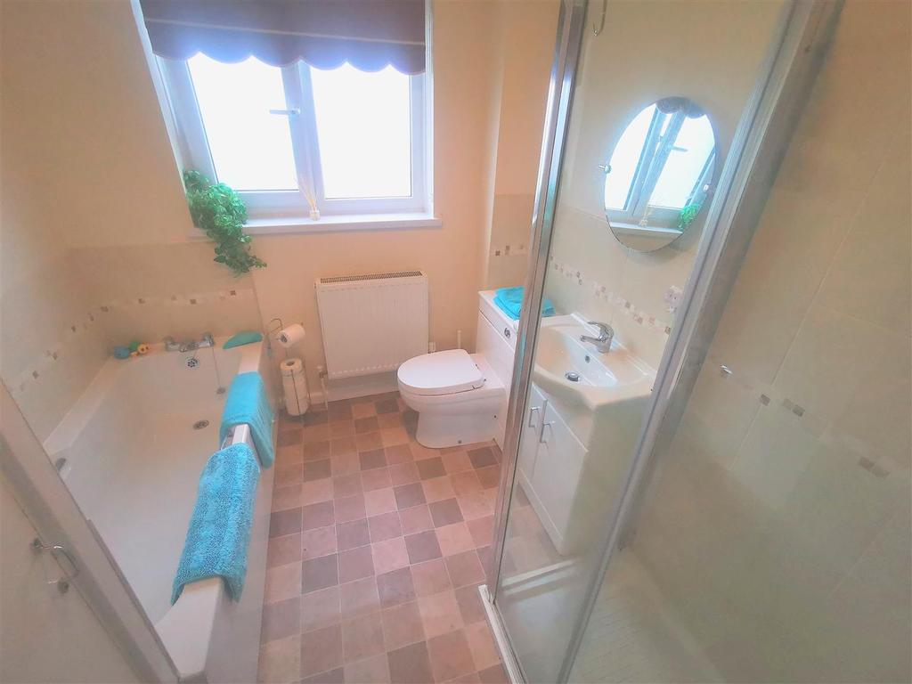 Bathroom (upstairs)