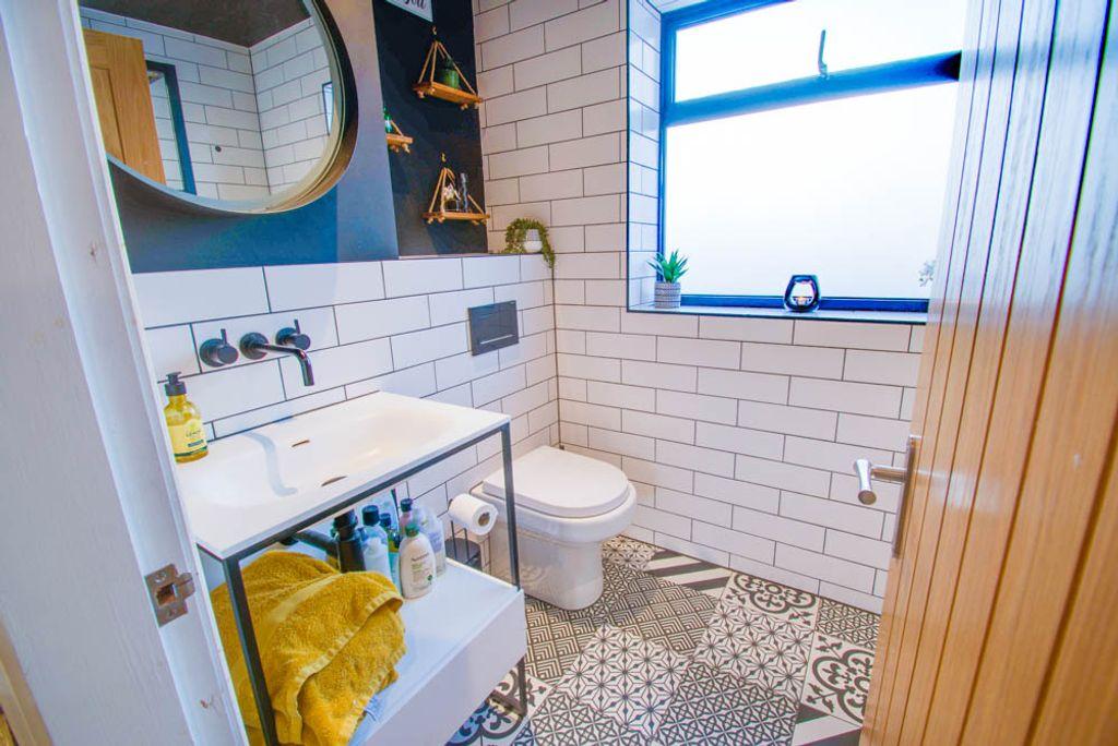 Ensuite to Bed 1