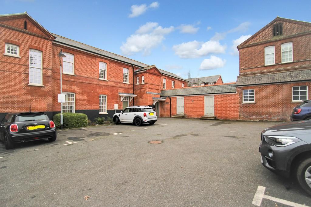 Grace Bartlett Gardens, Chelmsford 2 bed apartment £300,000
