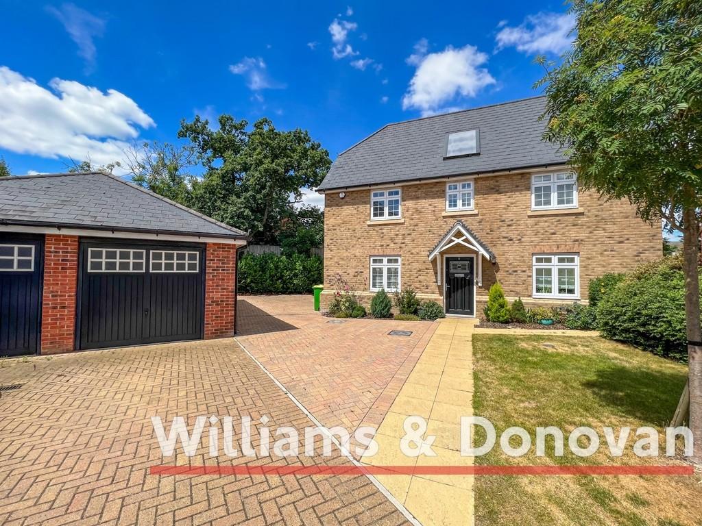 Aaron Lewis Close, Hawkwell 4 bed detached house for sale £600,000