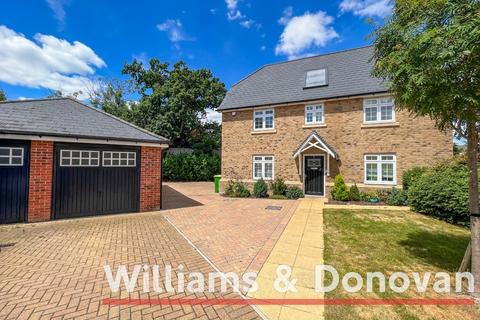 6 Aaron Lewis Close, Hawkwell, Hockley, SS5 4FE