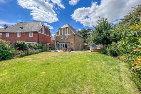 6 Aaron Lewis Close, Hawkwell, Hockley, SS5 4FE