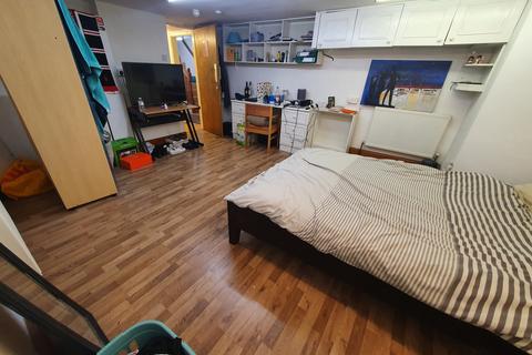 2 bedroom flat to rent, Portland Crescent (Available July 2024 Bills INC), Manchester M13