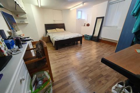 2 bedroom flat to rent, Portland Crescent (Available July 2024 Bills INC), Manchester M13