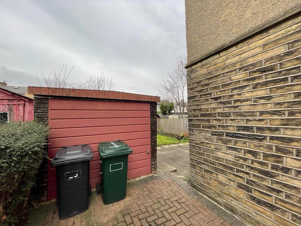 Dalton Green Lane, Huddersfield 3 bed end of terrace house £140,000
