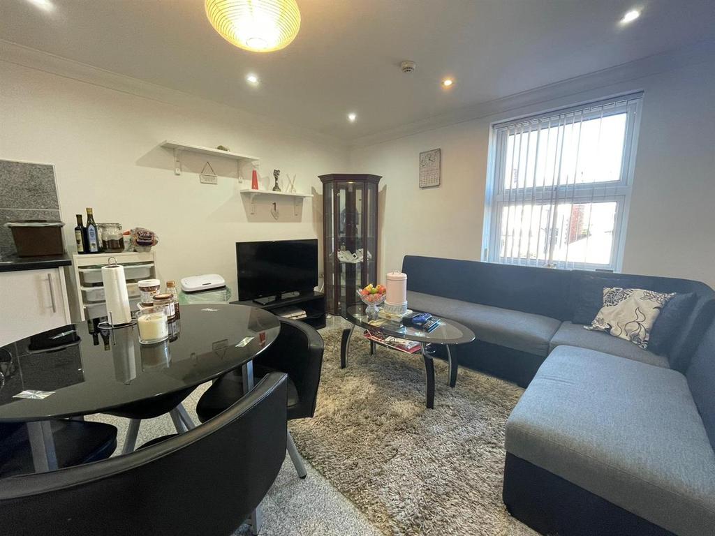 Albany Road, Cardiff 2 bed flat £895 pcm (£207 pw)