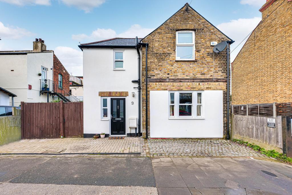 Woodfield Park Drive, Leighonsea, SS9 2 bed detached house £375,000