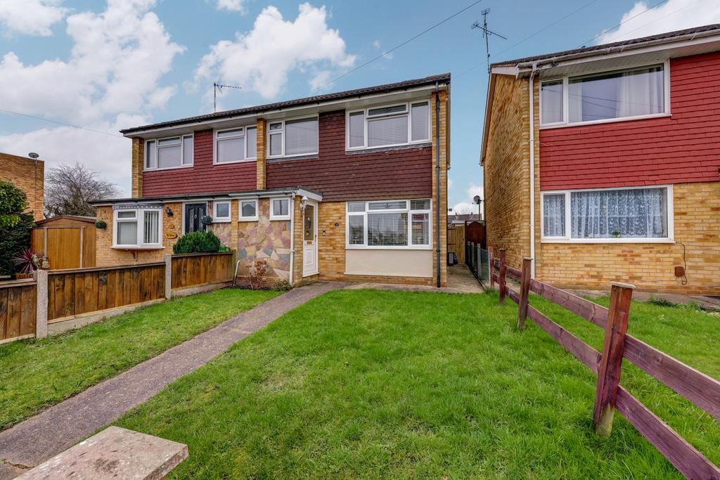 Bramble Road, Leighonsea, SS9 3 bed semidetached house £350,000