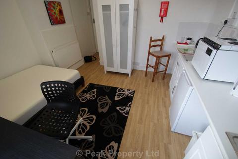 1 bedroom in a house share to rent - 5 STUDENT ROOMS AVAILABLE! York Road, Southend On Sea