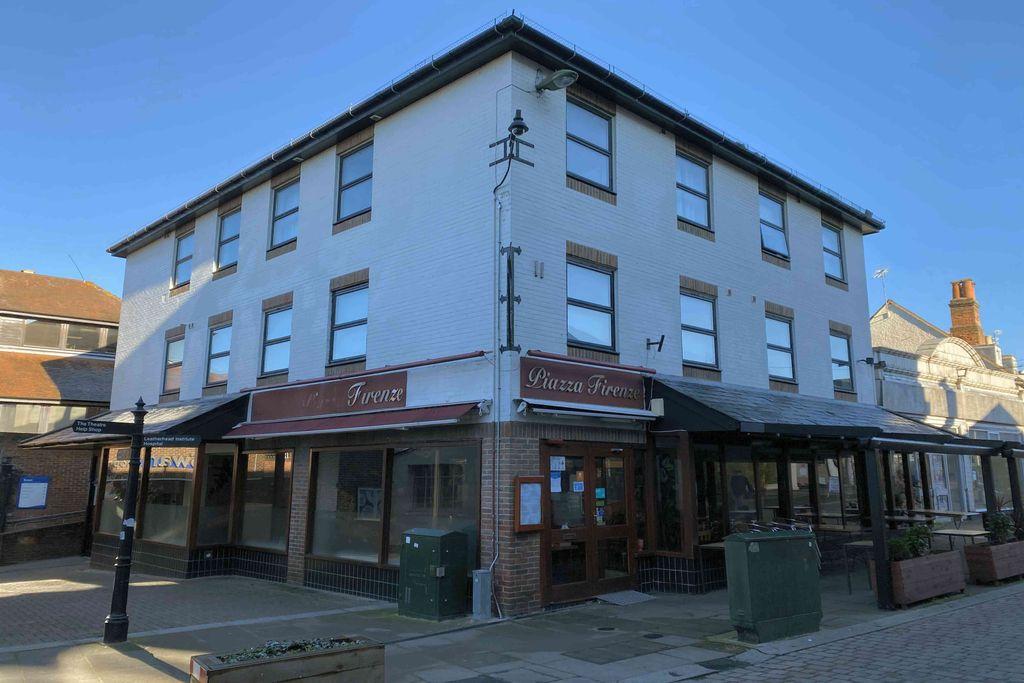 House, 4547 High Street, Leatherhead KT22 8AG 1 bed flat £995