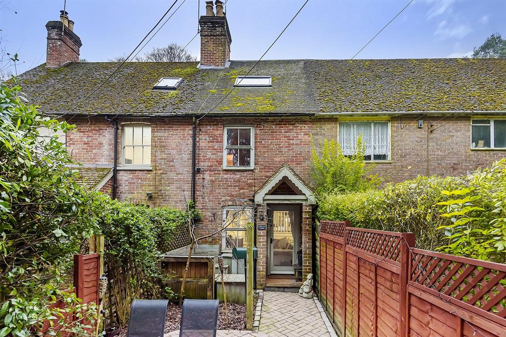 Sandy Lane, Midhurst, GU29 3 bed terraced house £400,000