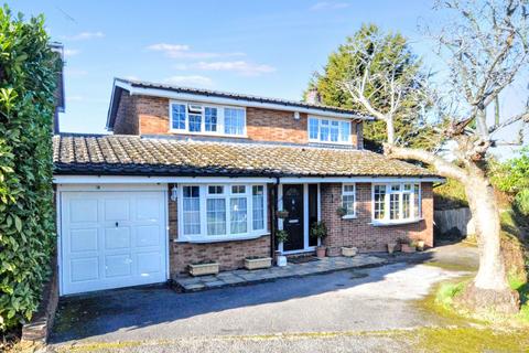 4 bedroom detached house to rent, Carpenders Close, Harpenden, AL5